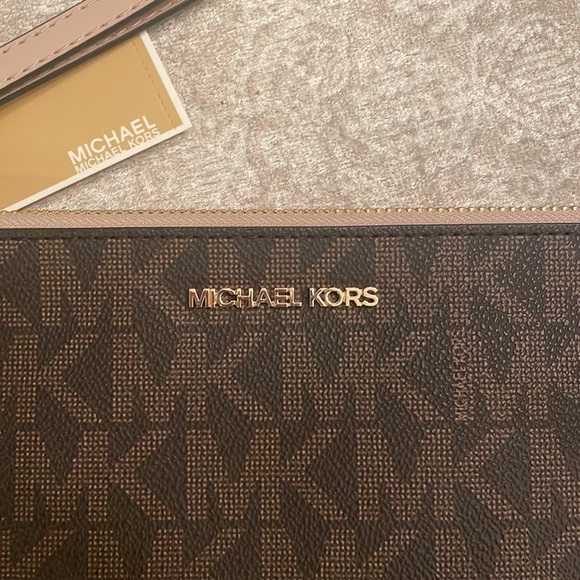 Brand New Michael Kors Brown & Soft Pink Logo Large Zippered Clutch Wristlet - Picture 3 of 15